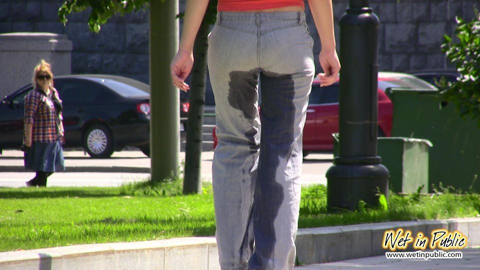 Une jolie femme pisse à travers son jean, le rendant tout mouillé et malodorant.
 #73238763