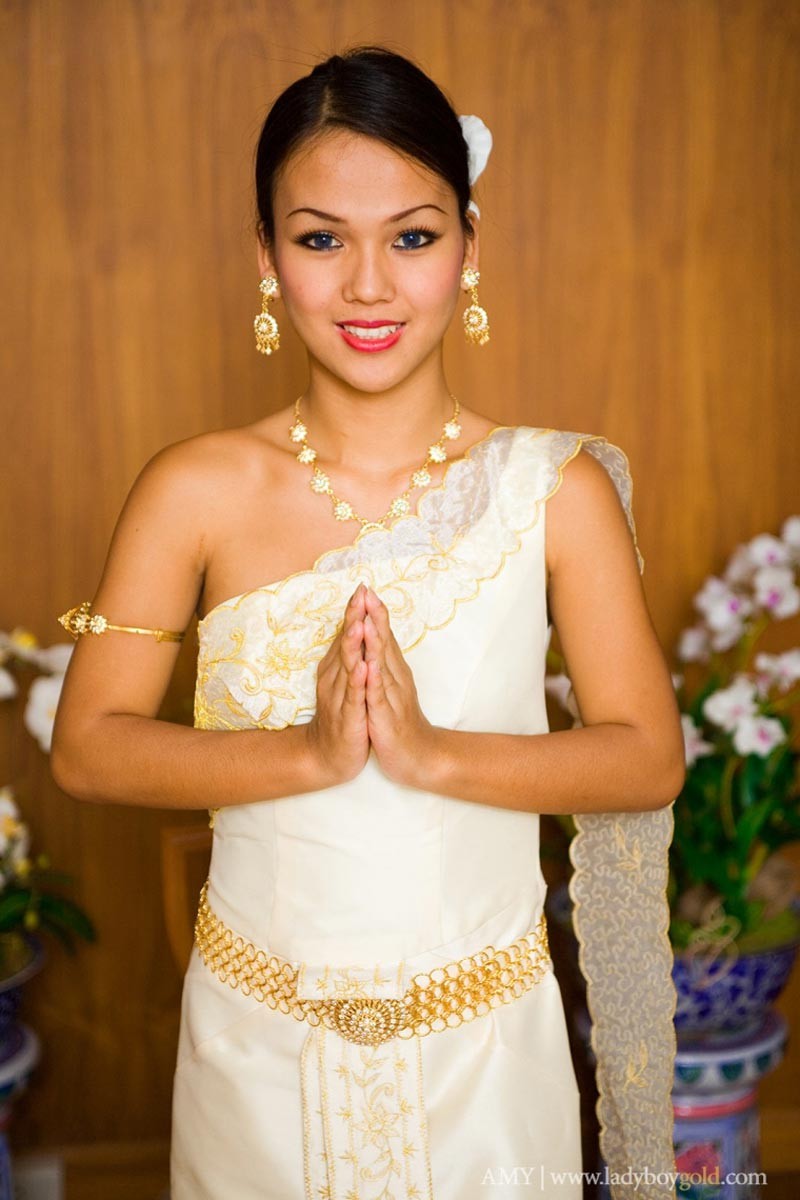 Traditioneller thailändischer Ladyboy
 #70047956