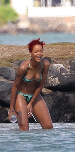 Rihanna spektakuläre Brüste im sexy Bikini
 #75334207