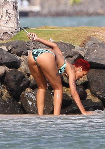 Rihanna espectaculares tetas en bikini sexy
 #75334215