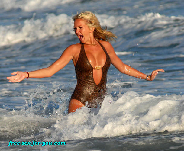 Jennifer ellison camletoe y gran escote en bikini en la playa
 #75429399