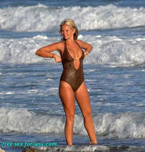 Jennifer Ellison Camletoe und großer Ausschnitt im Bikini am Strand
 #75429427