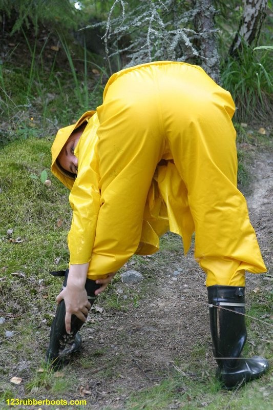 Ragazza sexy con stivali di gomma e abbigliamento da pioggia giallo
 #73286070