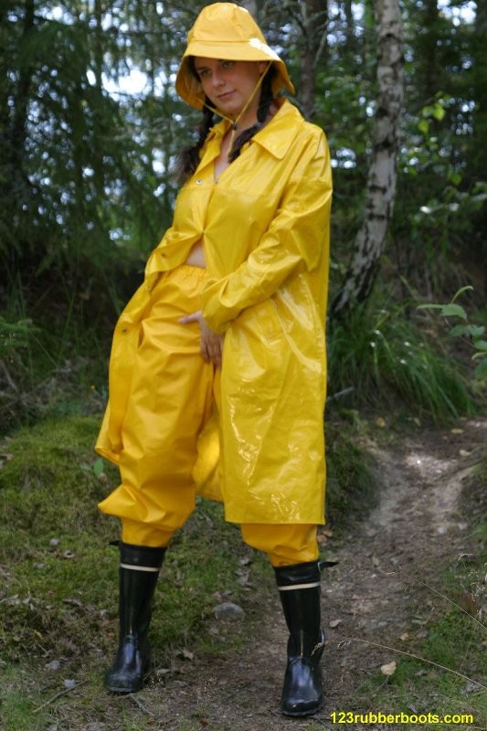 Ragazza sexy con stivali di gomma e abbigliamento da pioggia giallo
 #73286094