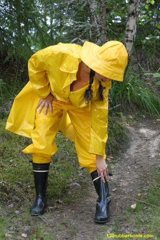 Sexy Mädchen mit Gummistiefeln und gelber Regenkleidung
 #73286102