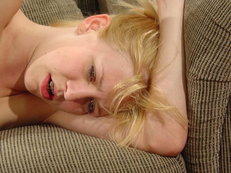 Une jeune blonde a la gorge qui démange.
 #67491913
