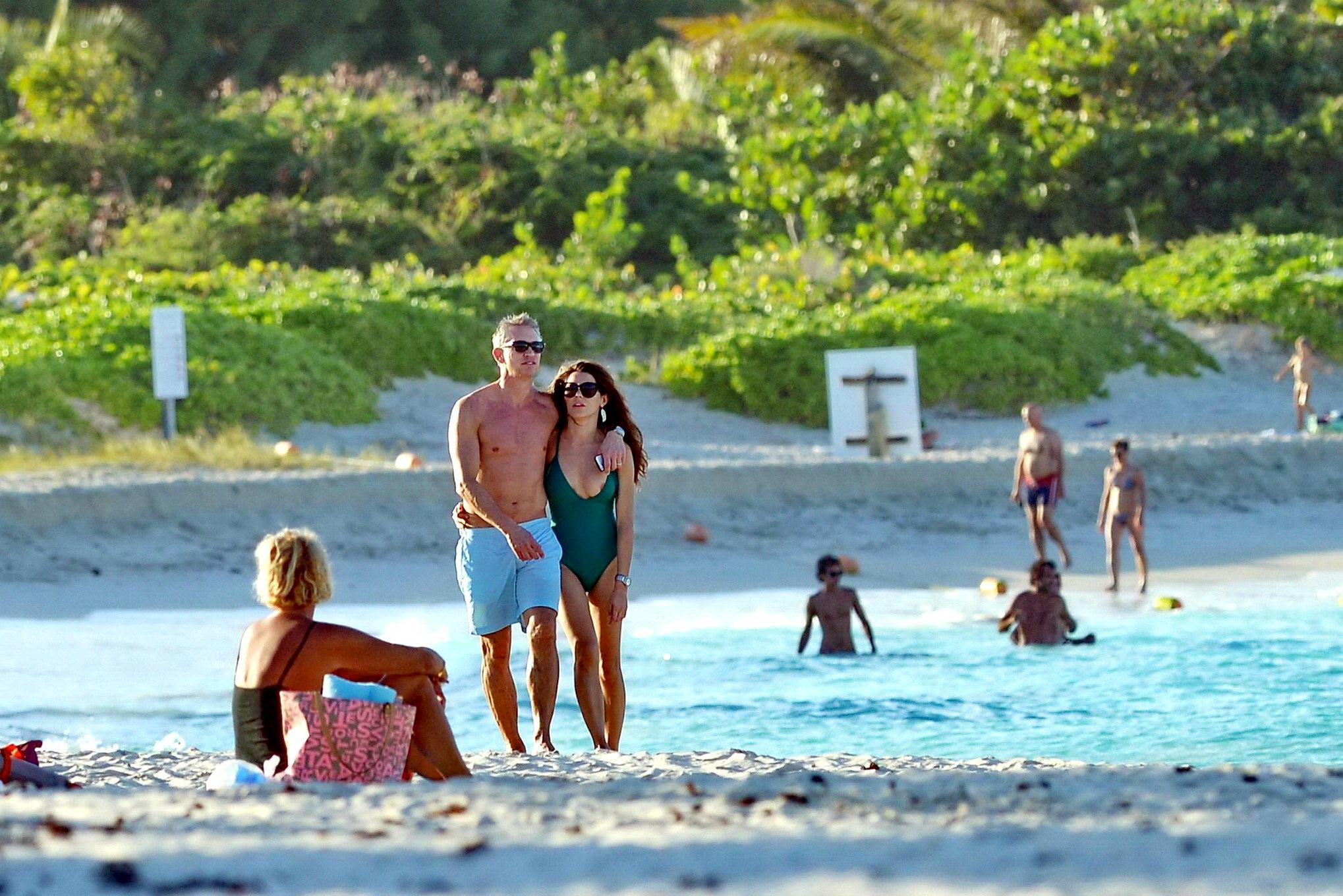 ダニエル・リネカーがセント・ビーのビーチでグリーンの水着を着て乳首を見せる
 #75206073