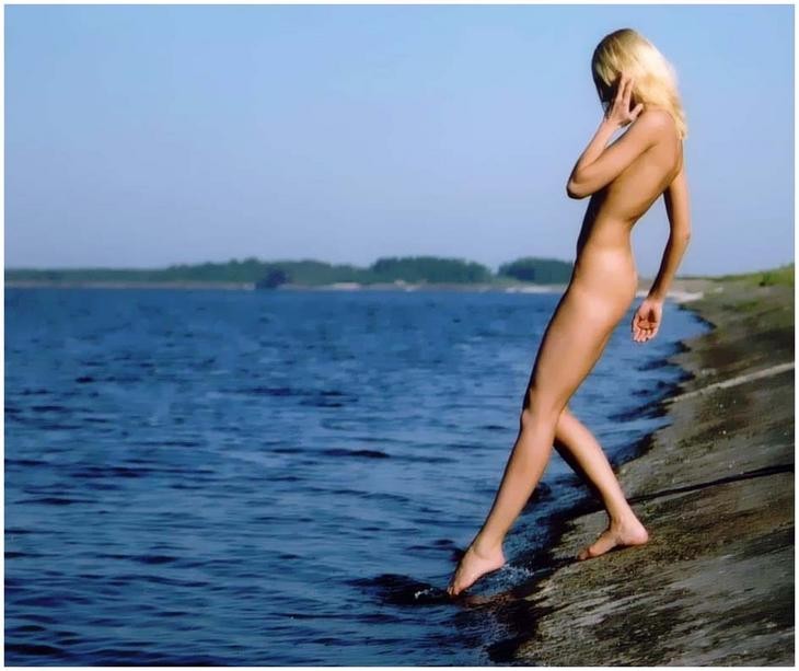Una ragazza tettona mostra il suo corpo nudo sulla spiaggia nudista
 #72253041