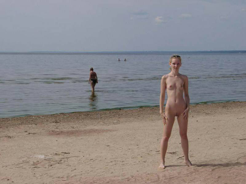 Una ragazza tettona mostra il suo corpo nudo sulla spiaggia nudista
 #72253047