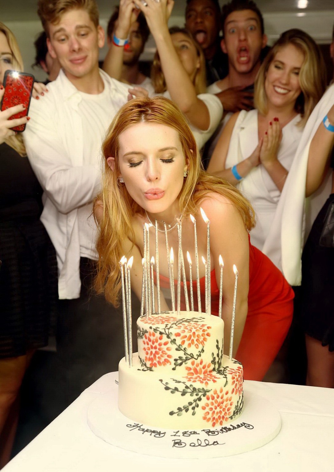 Bella thorne en buste dans une robe tube rouge moulante pour son anniversaire
 #75151384