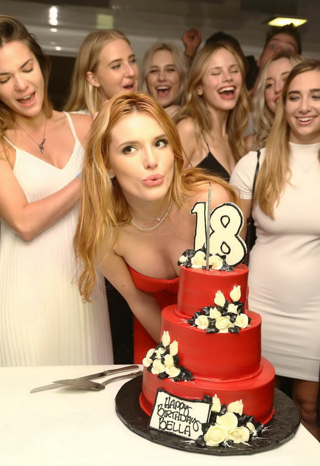 Bella thorne en buste dans une robe tube rouge moulante pour son anniversaire
 #75151389