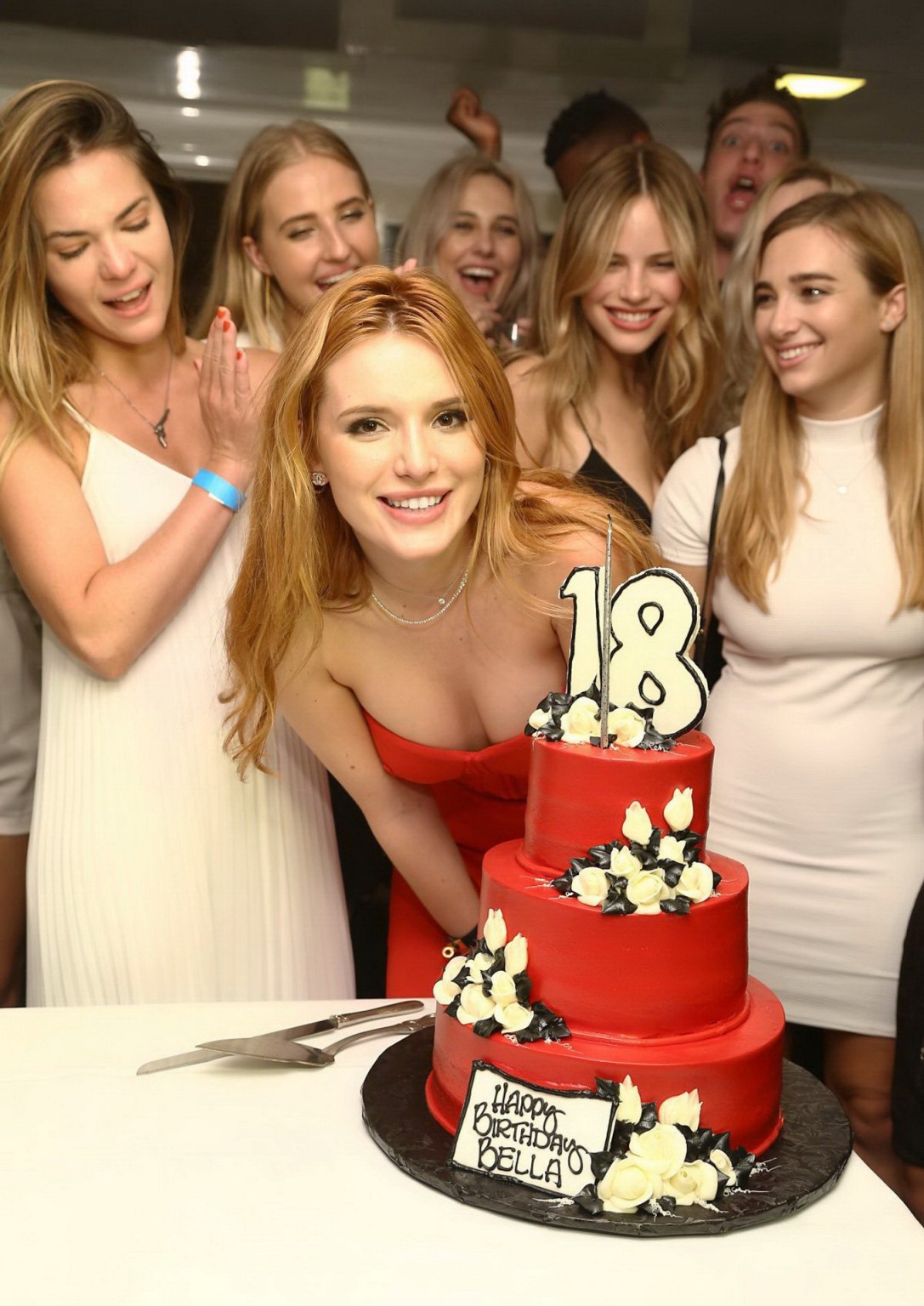 Bella thorne en buste dans une robe tube rouge moulante pour son anniversaire
 #75151397