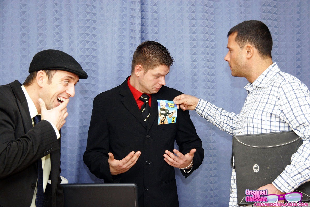 淫らなブロンド秘書が自分の同僚を口で喜ばせる
 #75912691