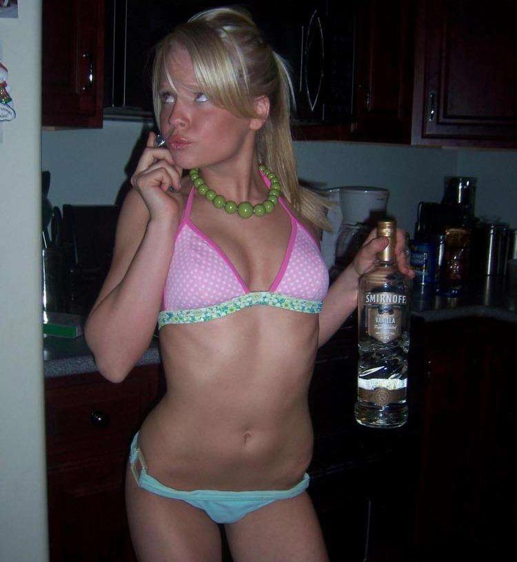 Echte betrunkene Amateur-Mädchen geben an
 #76400614