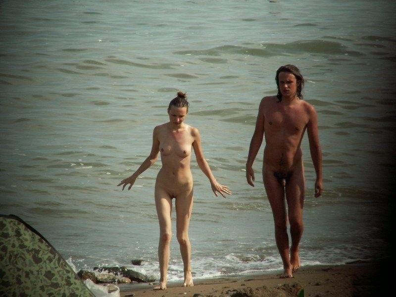 Kaum legale junge Nudistin liegt nackt am Strand
 #72254880