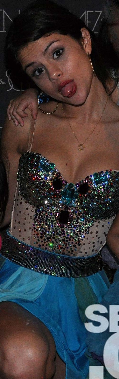Selena Gomez looking very sexy and exposing her huge cleavage #75289118