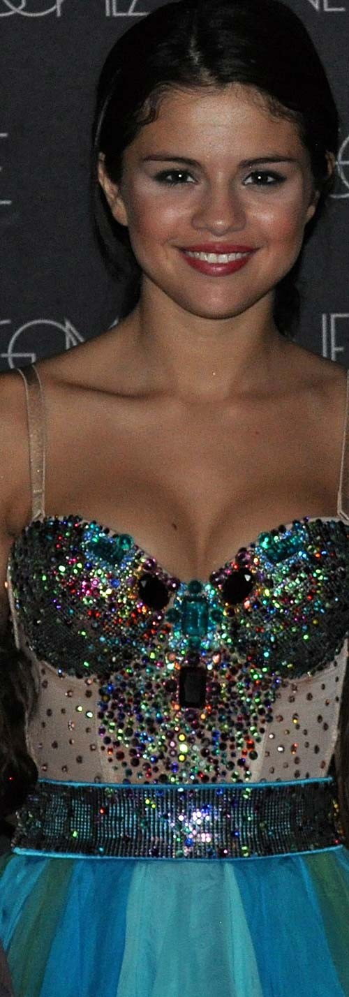 Selena Gomez looking very sexy and exposing her huge cleavage #75289127