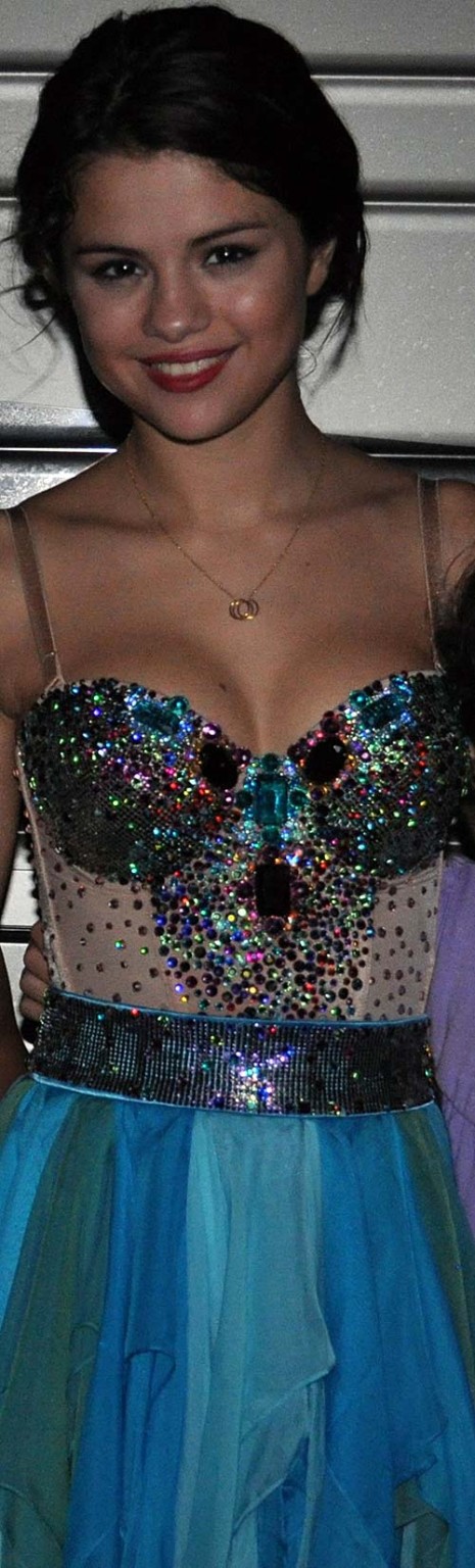 Selena Gomez looking very sexy and exposing her huge cleavage #75289166