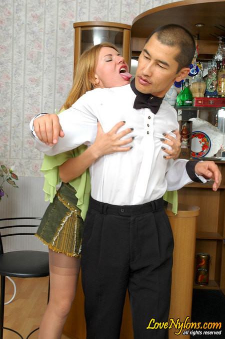 Rubia en medias suaves atrayendo a un barman para que le haga una paja y una mamada
 #78324975