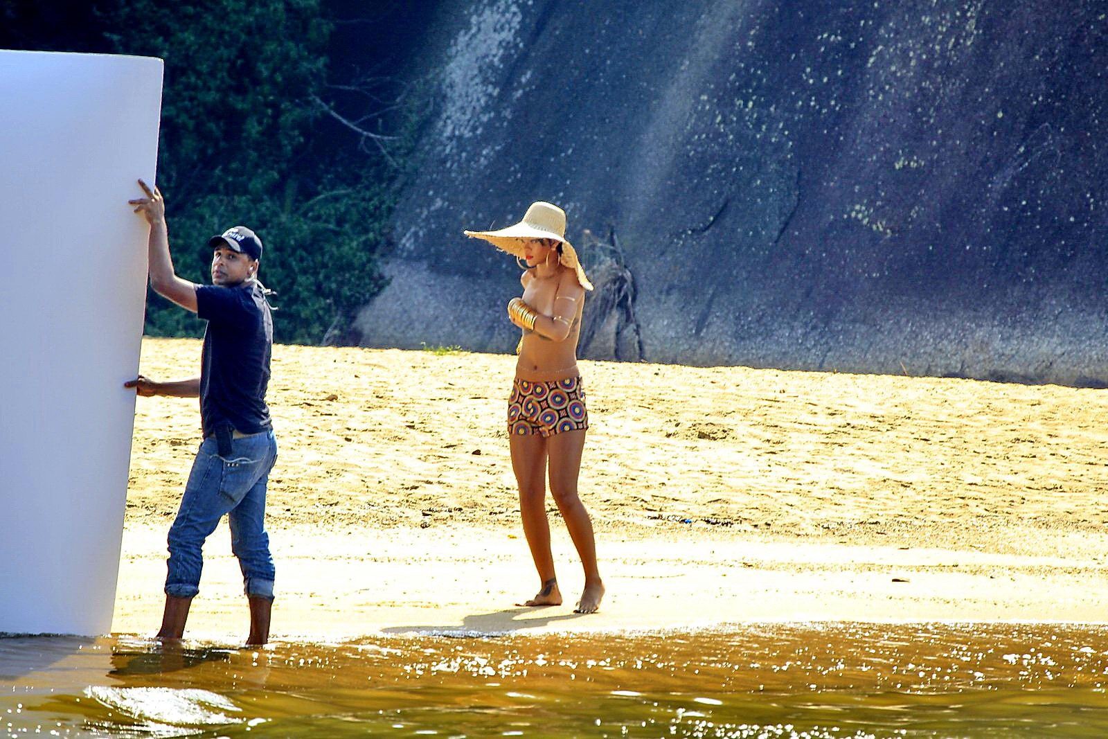 Rihanna montrant ses seins sur le plateau d'un photoshoot pour vogue brasil en ang.
 #75207345