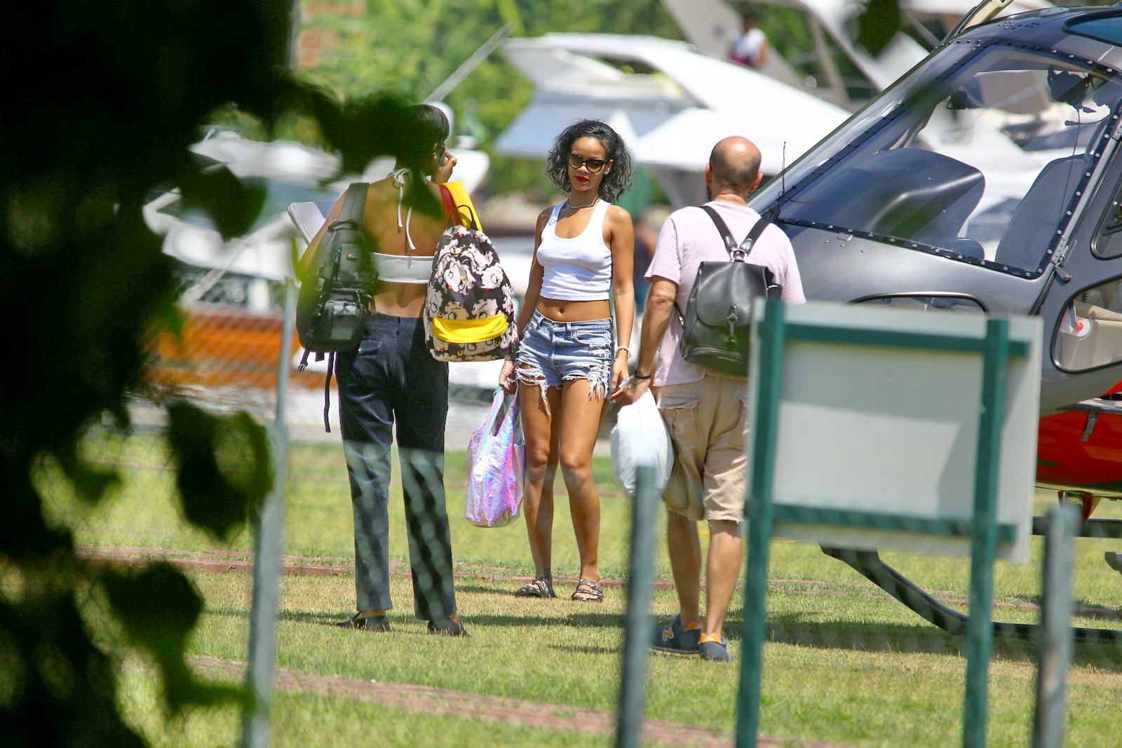 Rihanna che mostra le sue tette sul set di un photoshoot per vogue brasil in ang
 #75207434