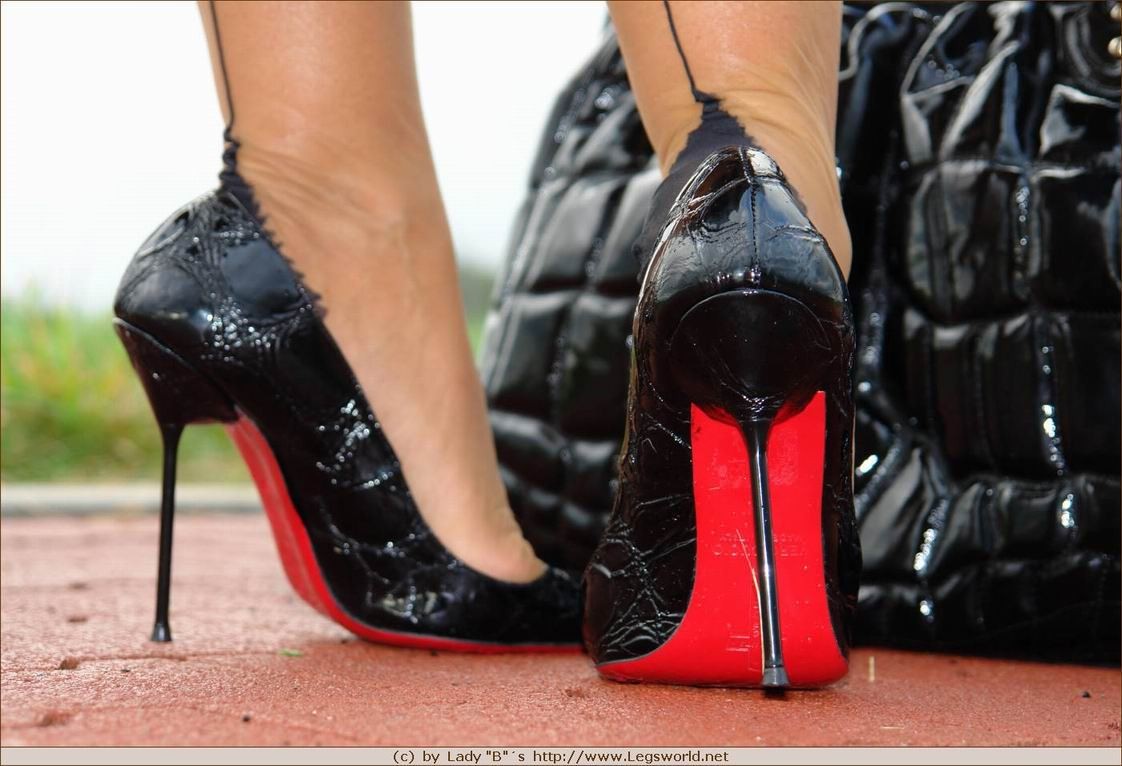 Pechugona ermana barbara posando en medias al aire libre
 #73723235