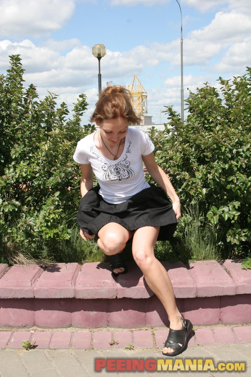 Glückliche Blondie in schwarz und weiß pinkelt durch das schwarze Höschen in der Öffentlichkeit
 #76518419