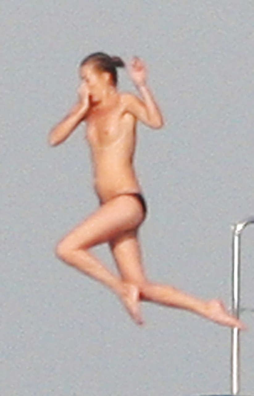 Kate Moss, seins nus, sautant d'un yacht et montrant sa culotte, photographiée par des paparazzis.
 #75290643