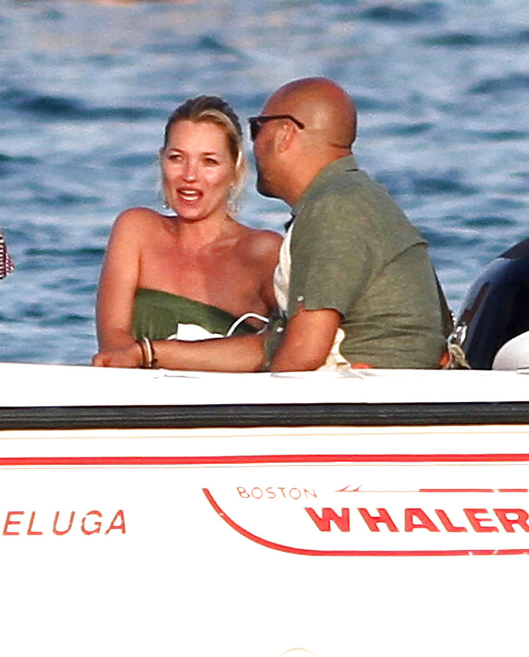 Kate Moss, seins nus, sautant d'un yacht et montrant sa culotte, photographiée par des paparazzis.
 #75290651
