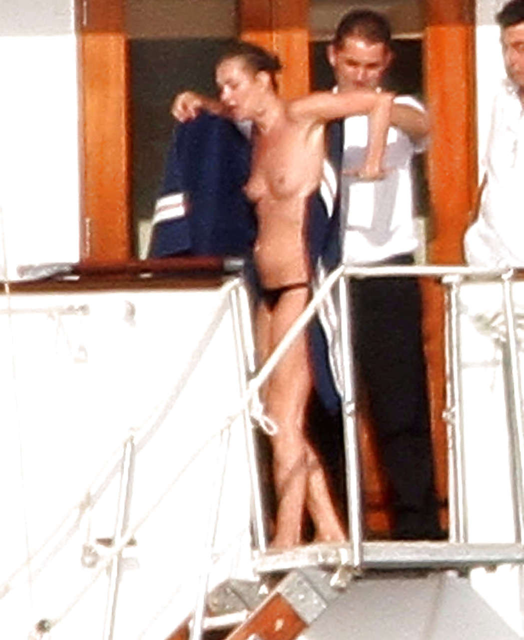 Kate Moss, seins nus, sautant d'un yacht et montrant sa culotte, photographiée par des paparazzis.
 #75290668
