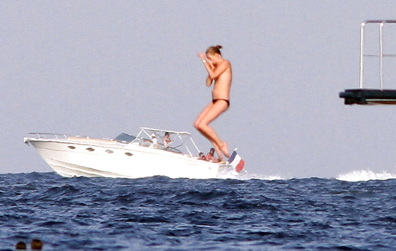 ケイト・モスがトップレスでヨットから飛び降りてパンティを見せるパパラッチショット
 #75290675