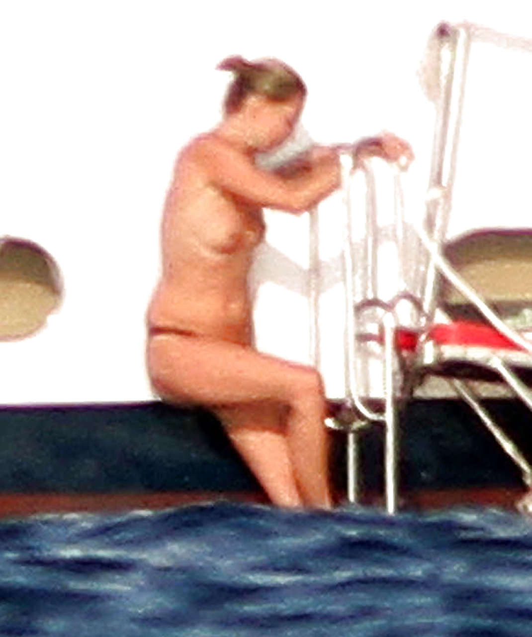 Kate Moss, seins nus, sautant d'un yacht et montrant sa culotte, photographiée par des paparazzis.
 #75290683