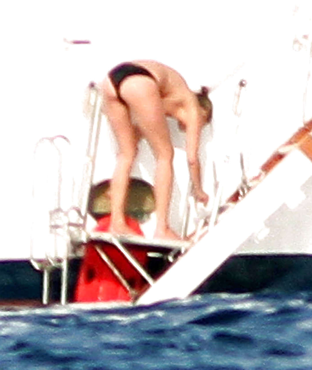 Kate Moss oben ohne springt von Yacht und zeigt ihr Höschen Paparazzi schießt
 #75290687