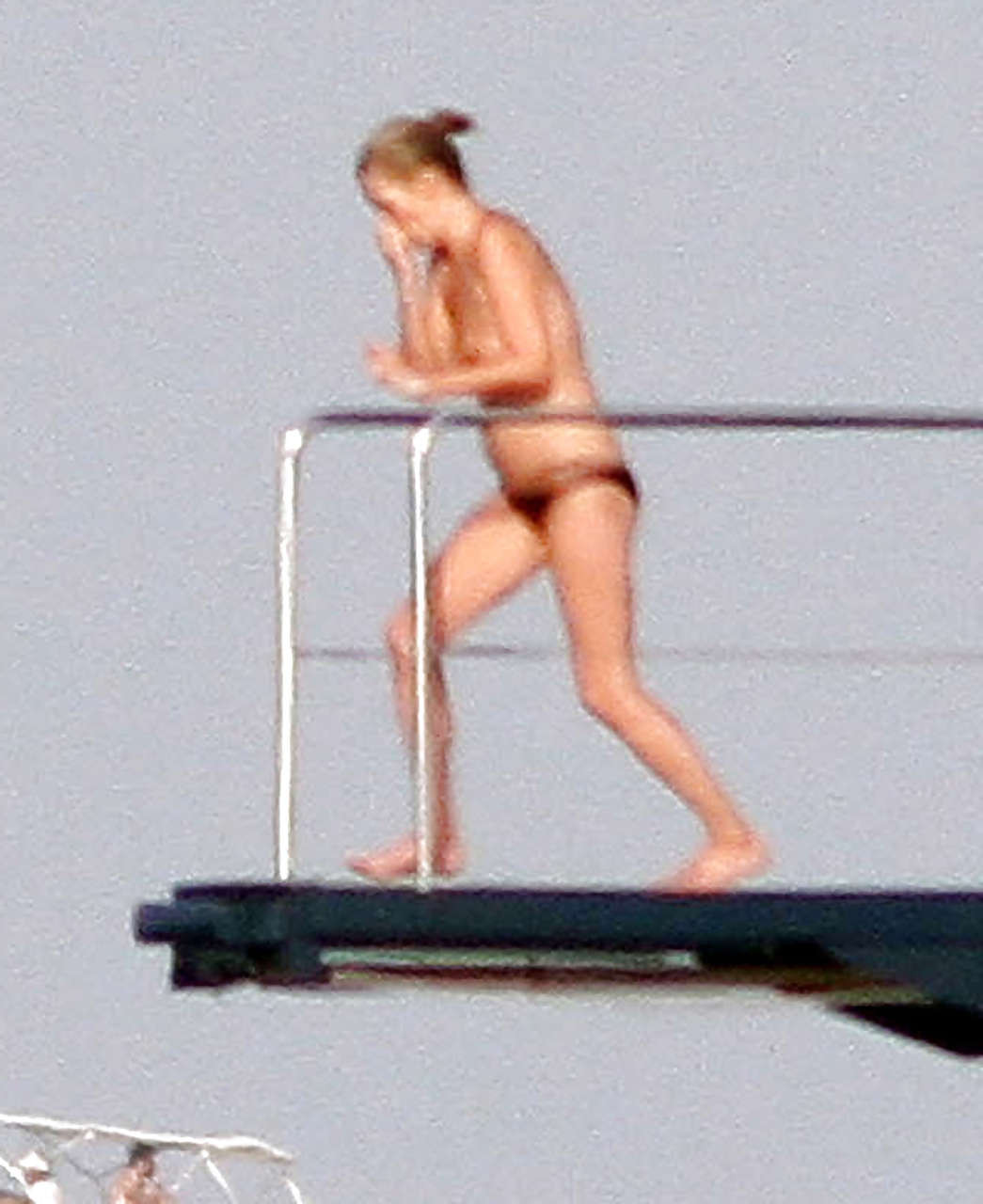 Kate Moss, seins nus, sautant d'un yacht et montrant sa culotte, photographiée par des paparazzis.
 #75290694