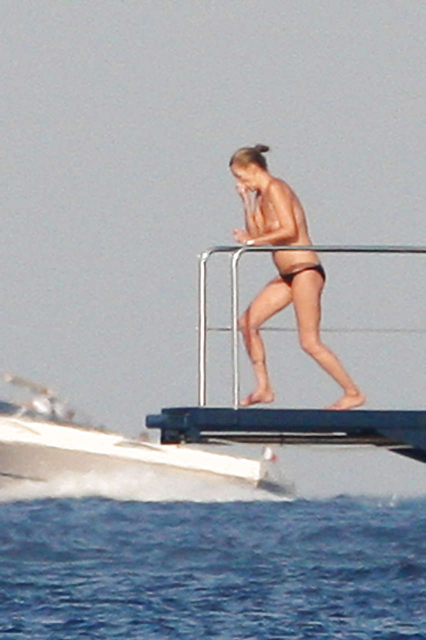 ケイト・モスがトップレスでヨットから飛び降りてパンティを見せるパパラッチショット
 #75290706