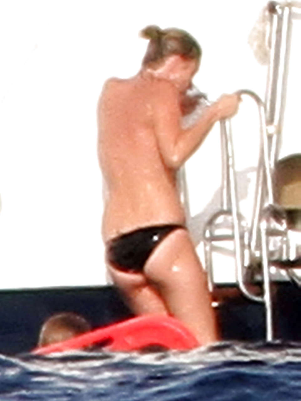 Kate Moss, seins nus, sautant d'un yacht et montrant sa culotte, photographiée par des paparazzis.
 #75290711
