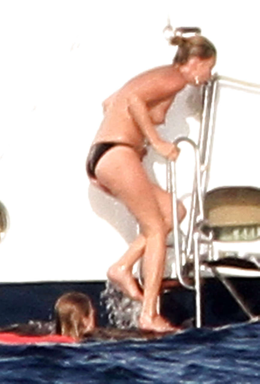 Kate Moss, seins nus, sautant d'un yacht et montrant sa culotte, photographiée par des paparazzis.
 #75290721