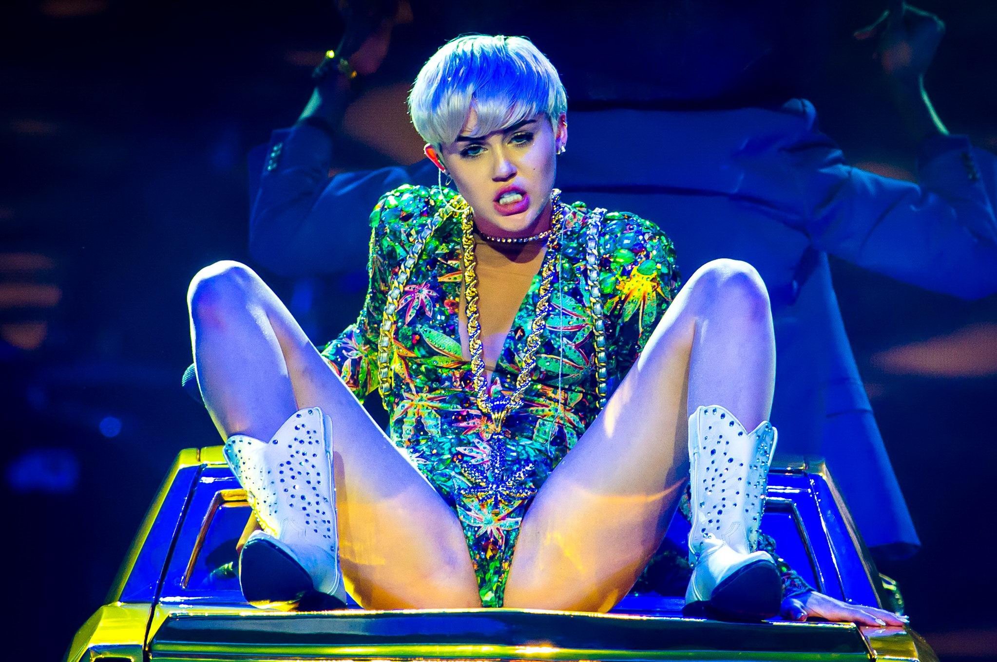 Miley cyrus luciendo piernas con un leotardo estampado de canabis en el escenario de michigan
 #75198865