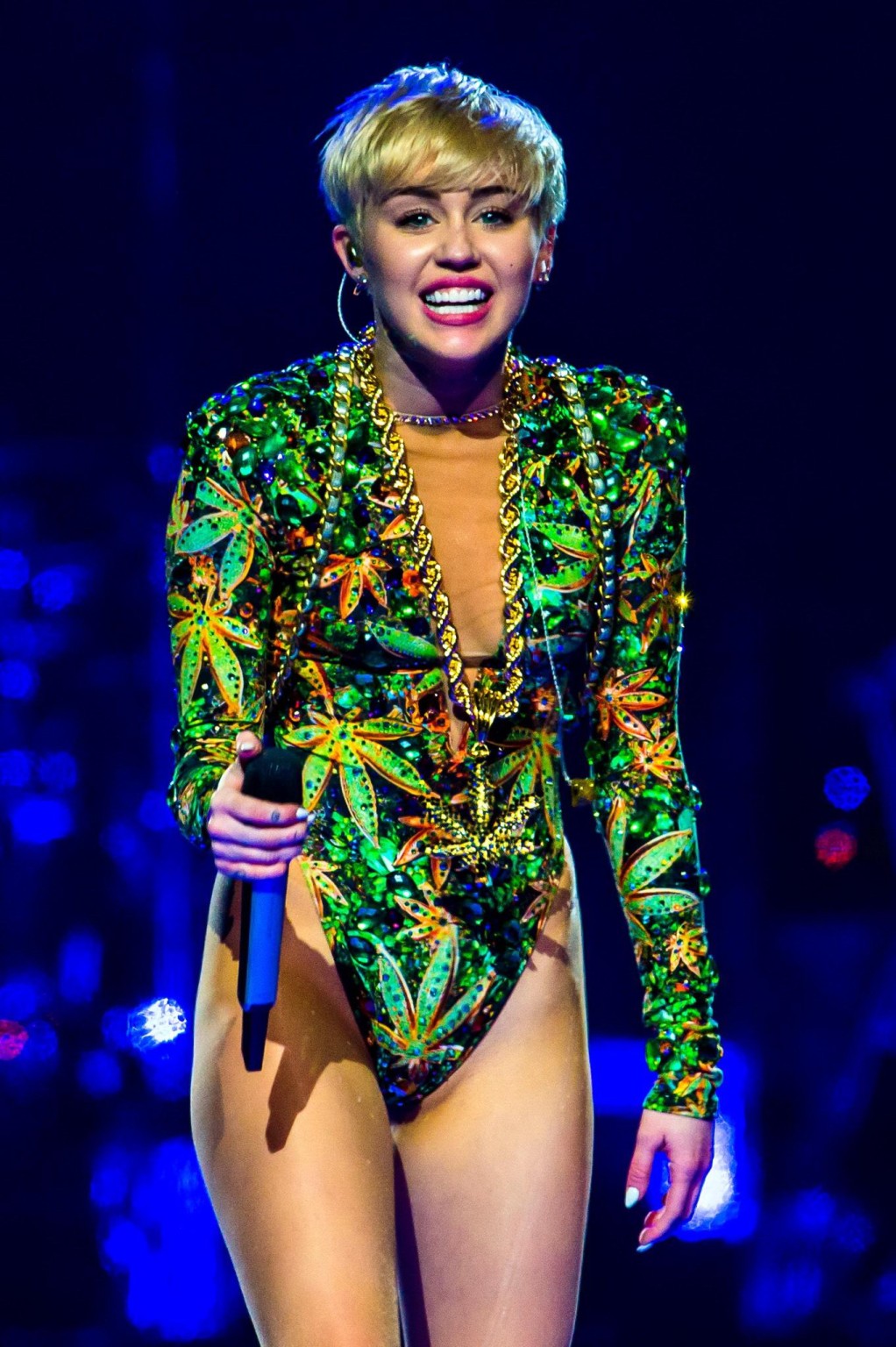 Miley cyrus luciendo piernas con un leotardo estampado de canabis en el escenario de michigan
 #75198896