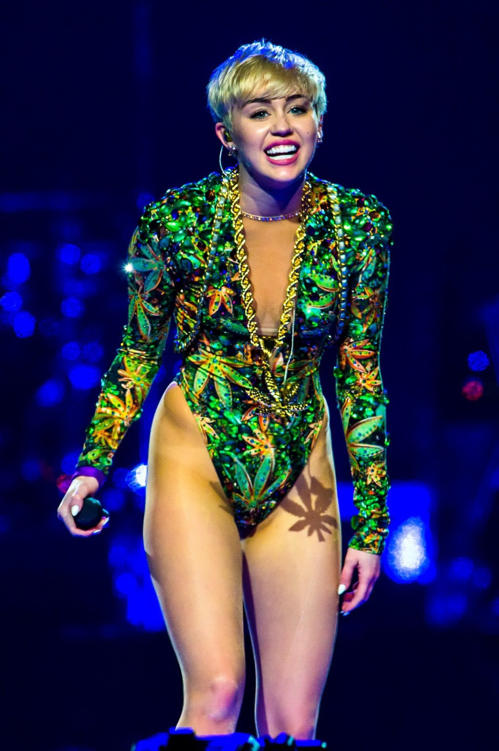 Miley cyrus luciendo piernas con un leotardo estampado de canabis en el escenario de michigan
 #75198902