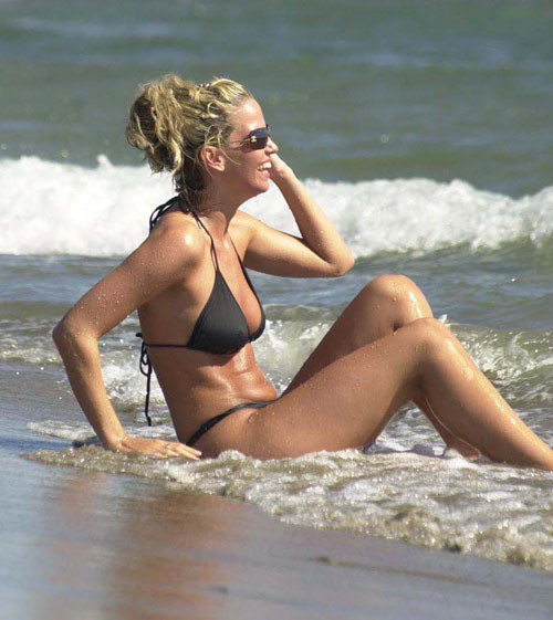 Sarah harding posando sexy y en tanga en la playa
 #75439104