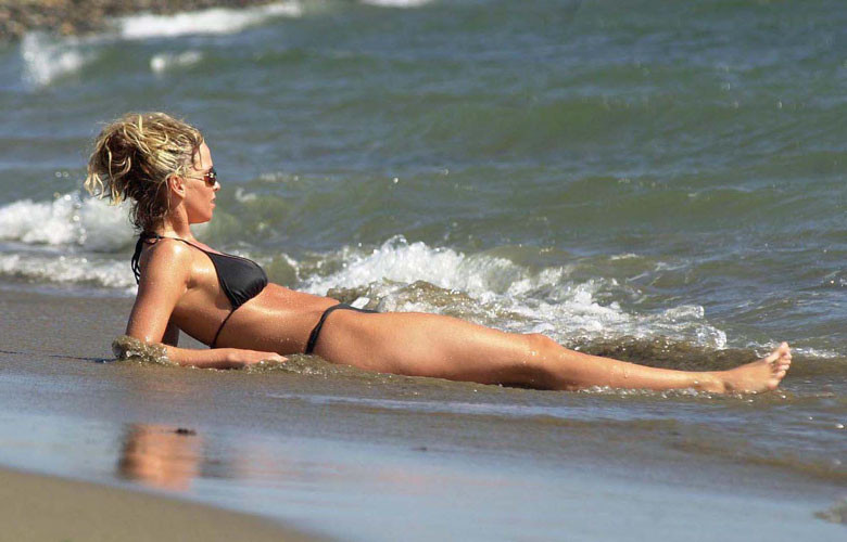 Sarah harding posando sexy y en tanga en la playa
 #75439109