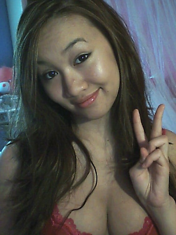 Asiatische coed geht voll nackt in Couch zeigt squeezable Titten
 #69892919