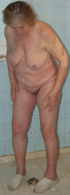 Massive Oma duscht ganz allein
 #76633328
