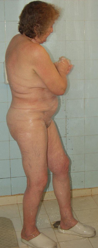 Massive Oma duscht ganz allein
 #76633342