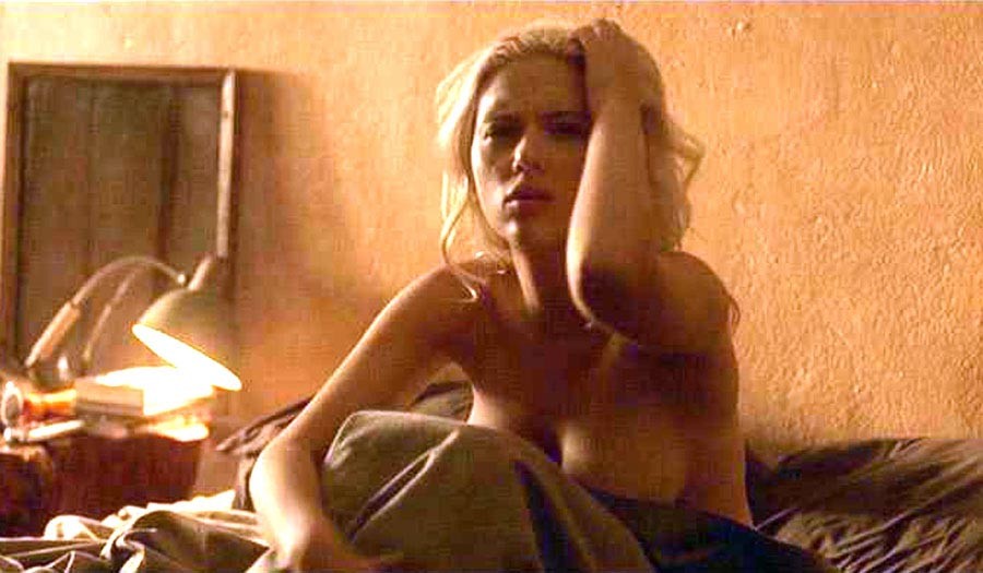 Scarlett johansson sosteniendo sus grandes pechos desnudos
 #75389487