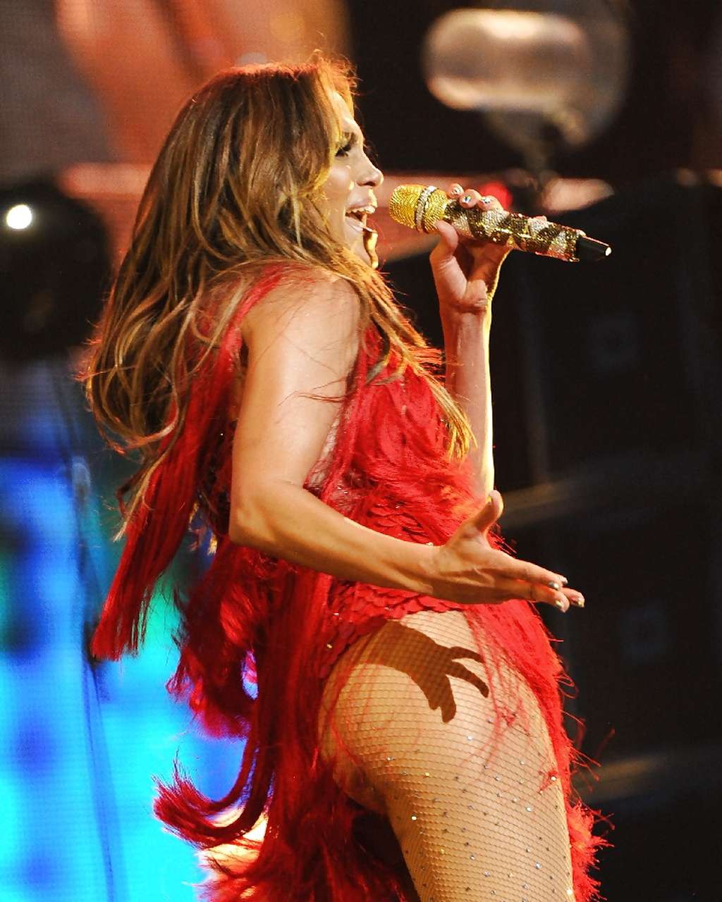 Jennifer Lopez a des jambes et montre sa culotte sur scène dans une robe rouge.
 #75286723