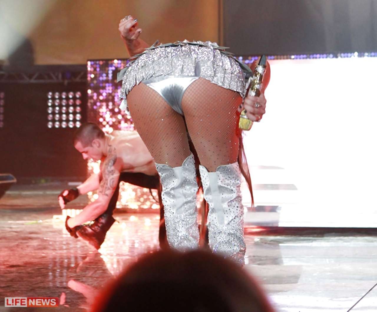 Jennifer Lopez a des jambes et montre sa culotte sur scène dans une robe rouge.
 #75286755