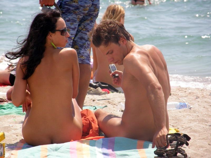 Des jeunes nudistes se mettent à nu et réchauffent une plage publique.
 #72255883