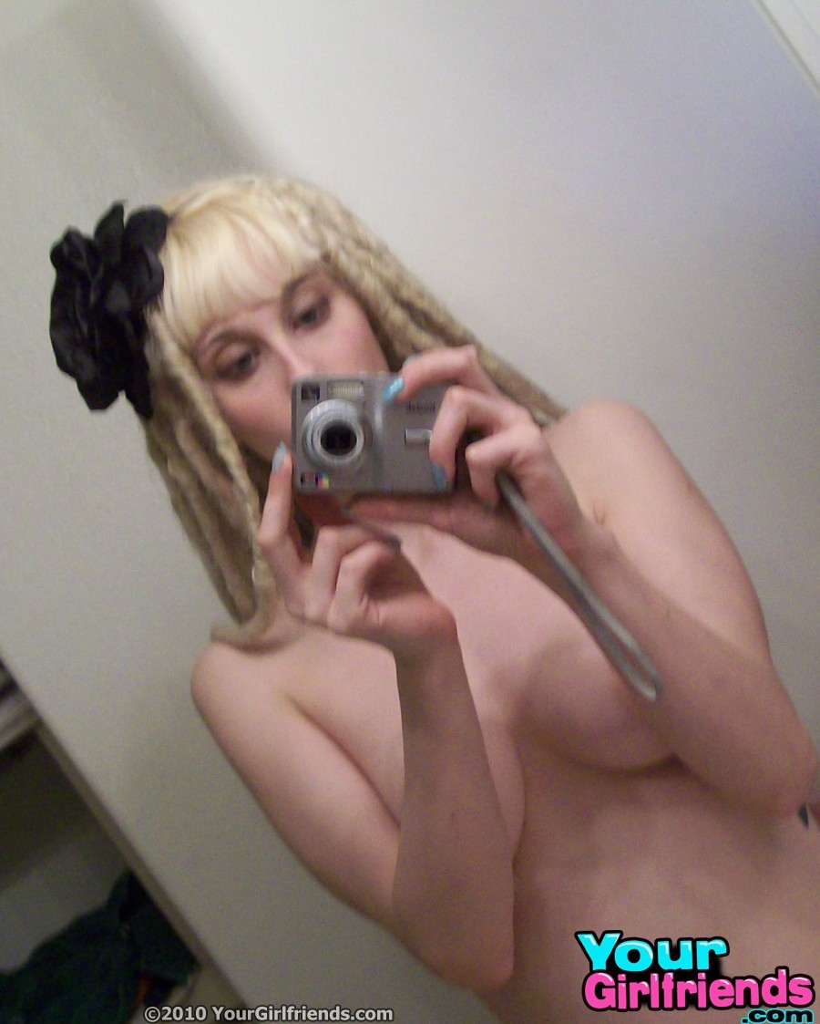 Une copine emo au corps ferme prend des photos sexy dans le miroir.
 #67332753